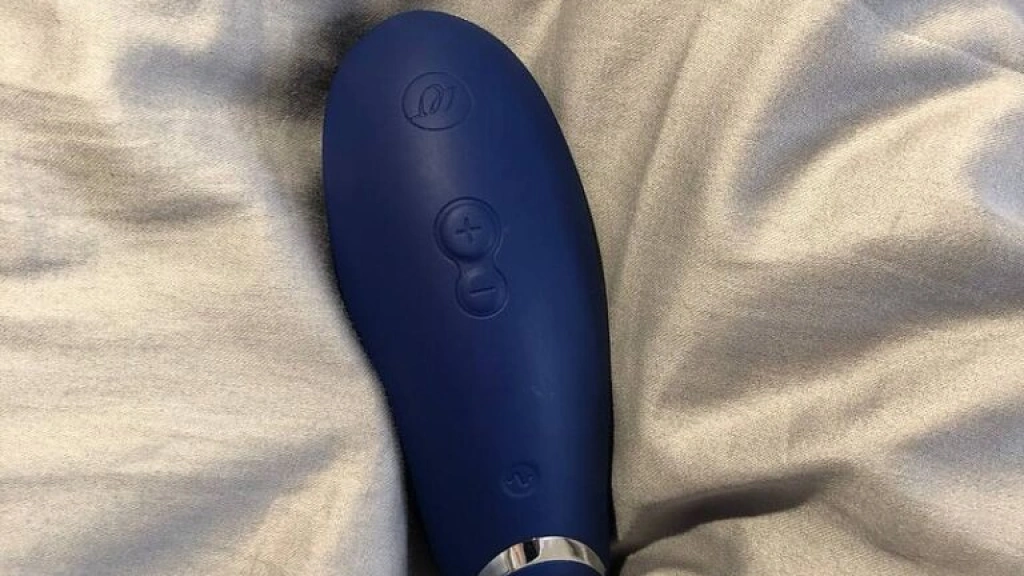 18+. Неожиданные оргазмы с вакуумно-волновым стимулятором клитора Womanizer Premium
