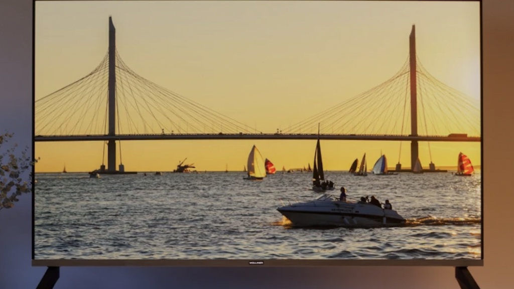 Нашли самый выгодный телевизор для спальни. Лучшая QLED матрица на рынке и куча полезных фишек 