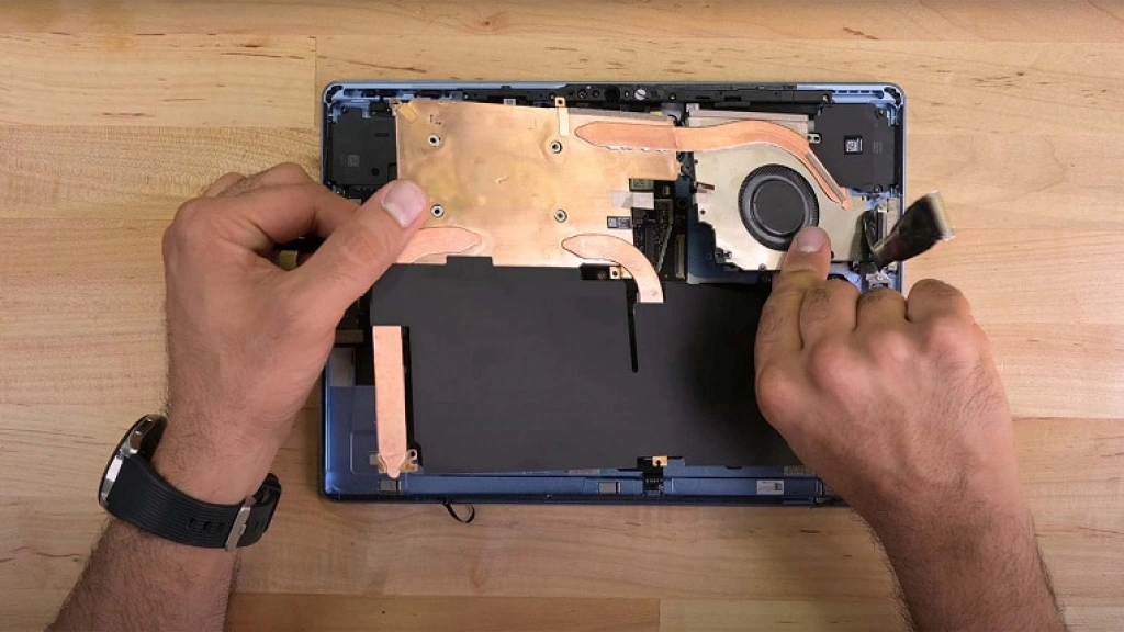 Команда iFixit добралась до новенького планшета от Microsoft. И вот, что она обнаружила…