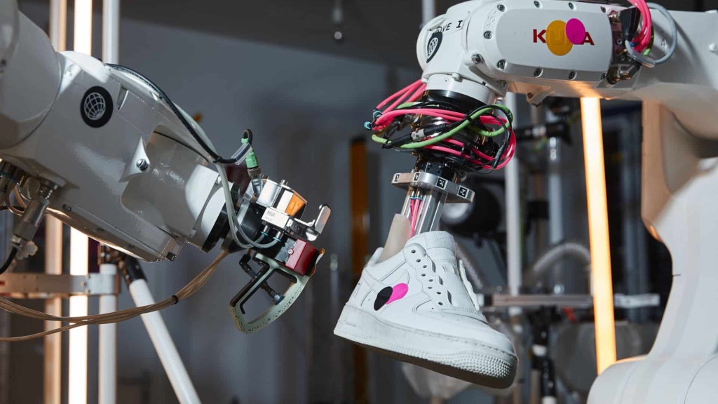 Nike научила робота чистить и ремонтировать кроссовки