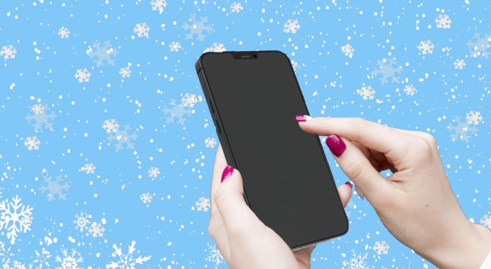 Как пользоваться телефоном зимой и чего делать точно не нужно