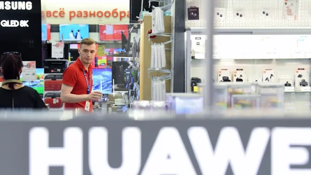Купить технику Huawei не получится. Даже ту, что уже есть в магазинах. Что происходит?