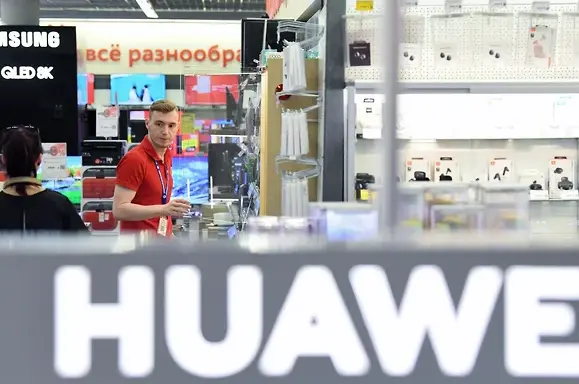 Купить технику Huawei не получится. Даже ту, что уже есть в магазинах. Что происходит?
