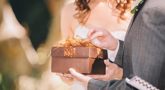 Что можно подарить на свадьбу молодоженам