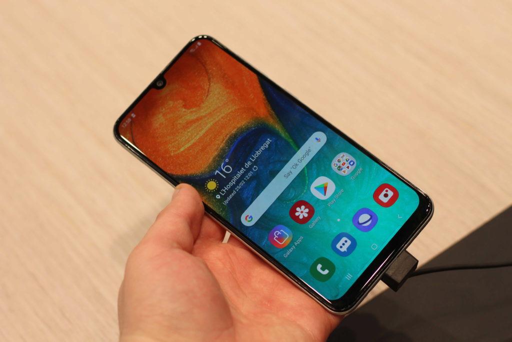 Лучший смартфон Samsung 2020 года до 15 000 рублей