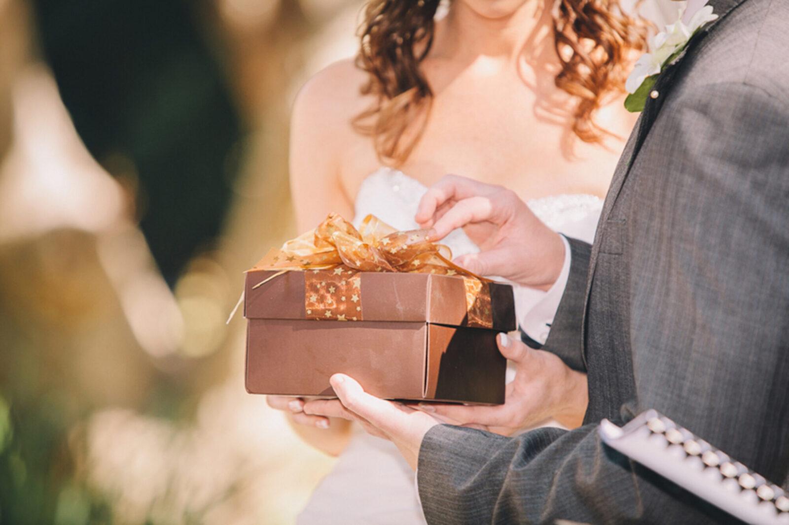 Что можно подарить на свадьбу молодоженам недорого и оригинально