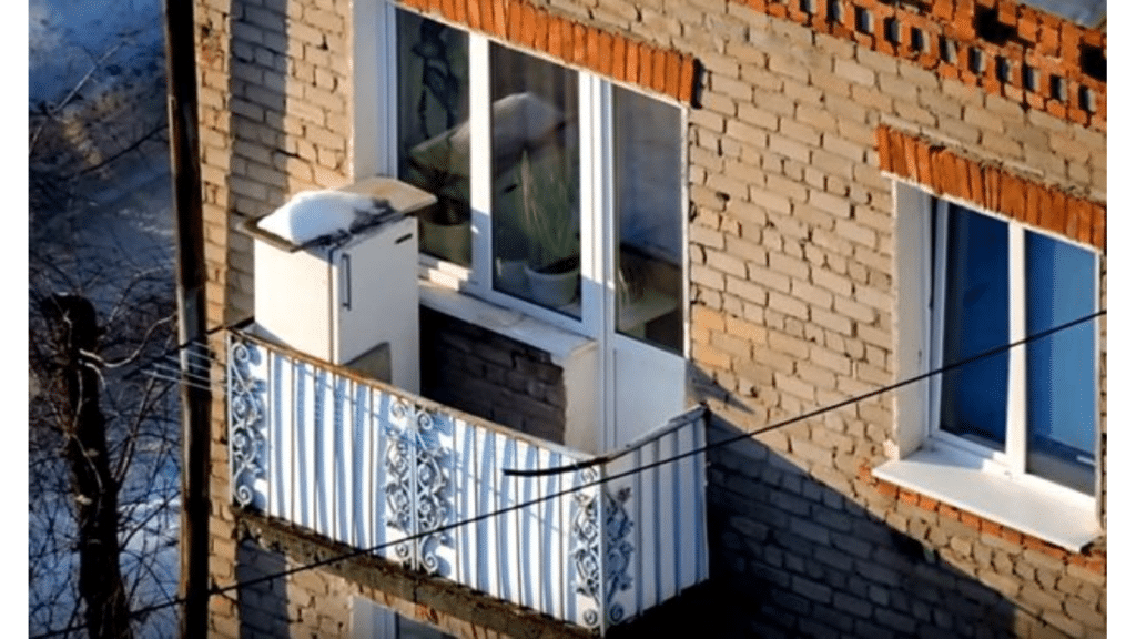 фото холодильника на балконе