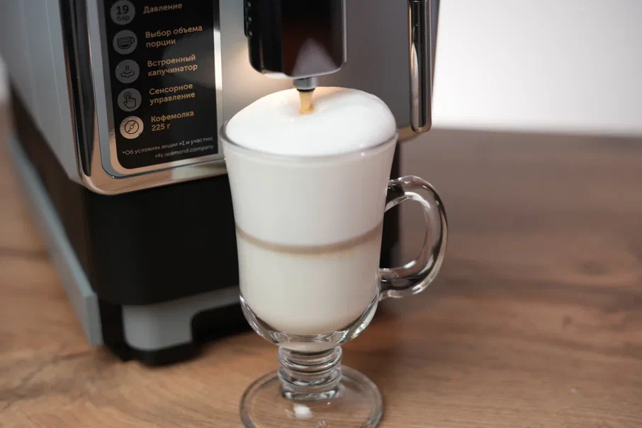 Процесс приготовления латте кофемашины REDMOND RCM-1517