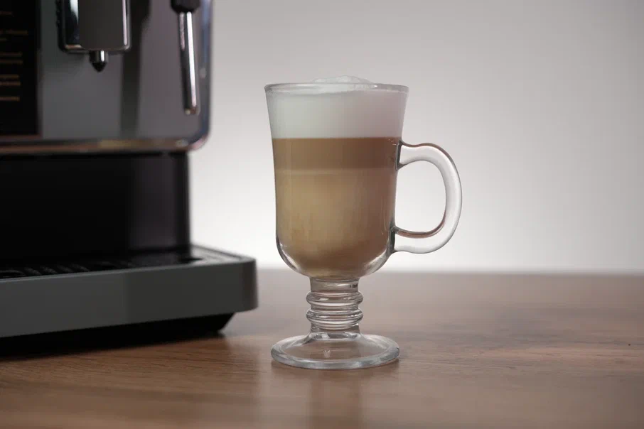 Латте, приготовленный кофемашиной REDMOND RCM-1517