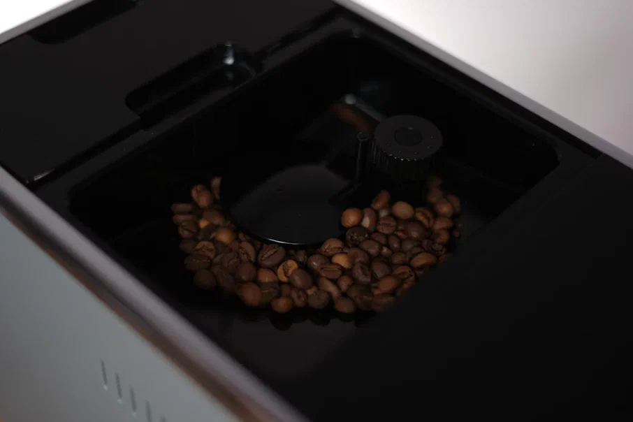 Отсек для кофейных зёрен кофемашины REDMOND RCM-1517
