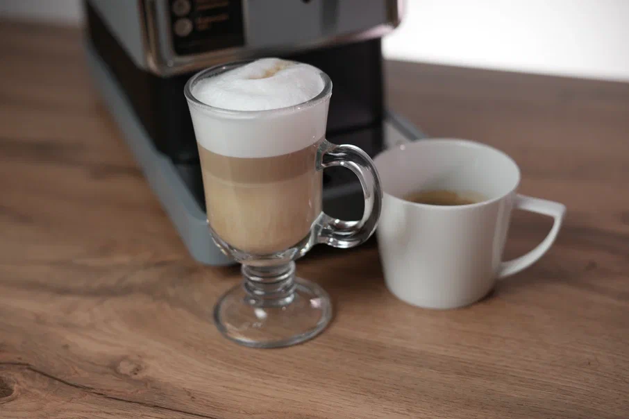 Латте и эспрессо от кофемашины REDMOND RCM-1517