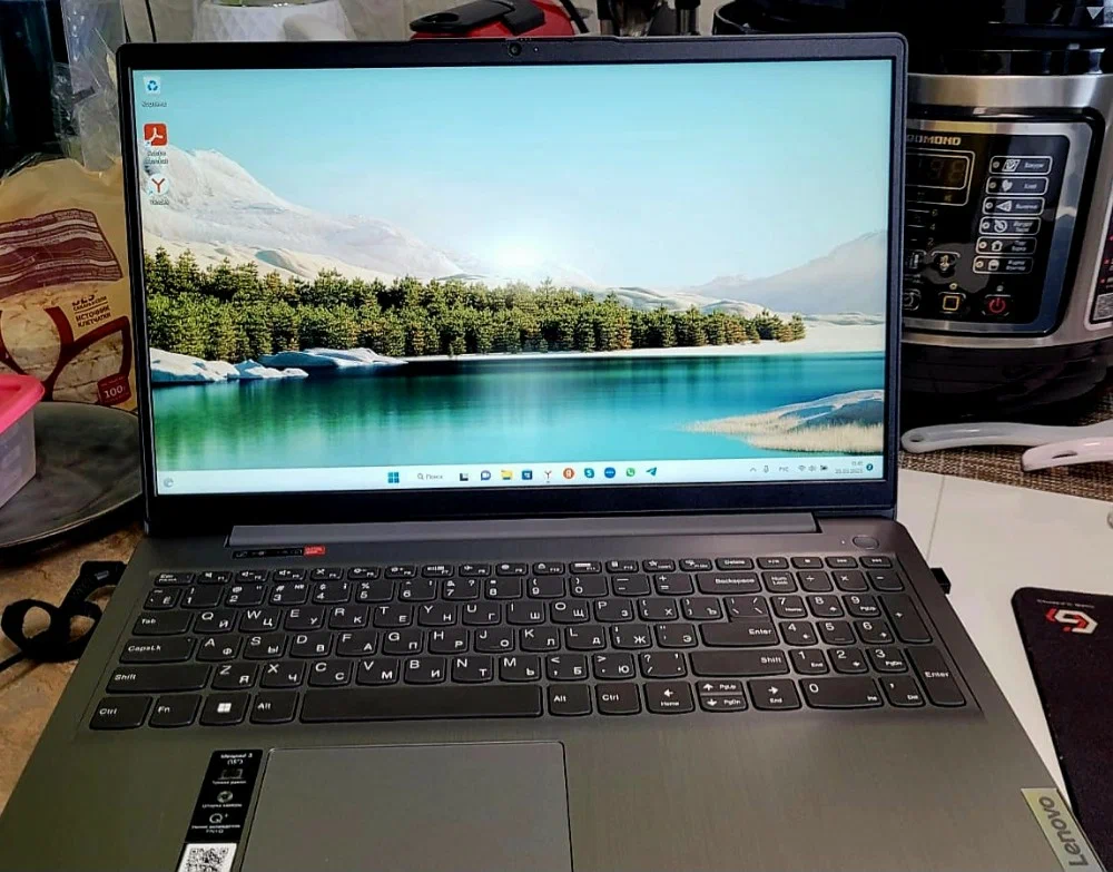 Фото бюджетного ноутбука Lenovo IdeaPad 3 15ALC6