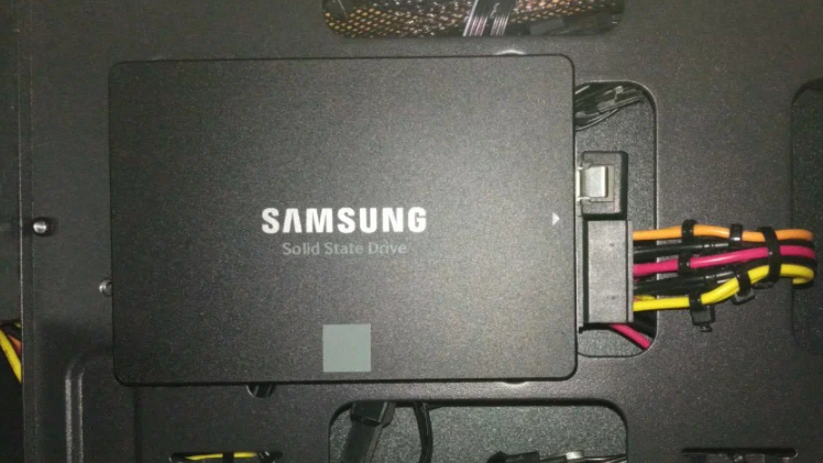 Фото SSD накопителя Samsung 860 EVO 500 GB