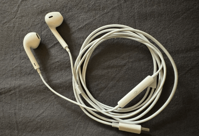 Фото проводных наушников Apple EarPods