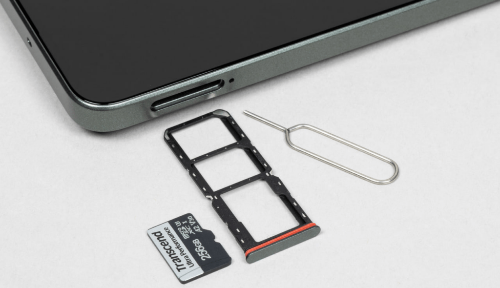 Лоток под 2 карты Nano-SIM и 1 MicroSD в смартфоне Realme C67