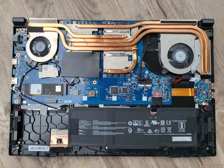 Фото внутренностей игрового ноутбука MSI Katana 17