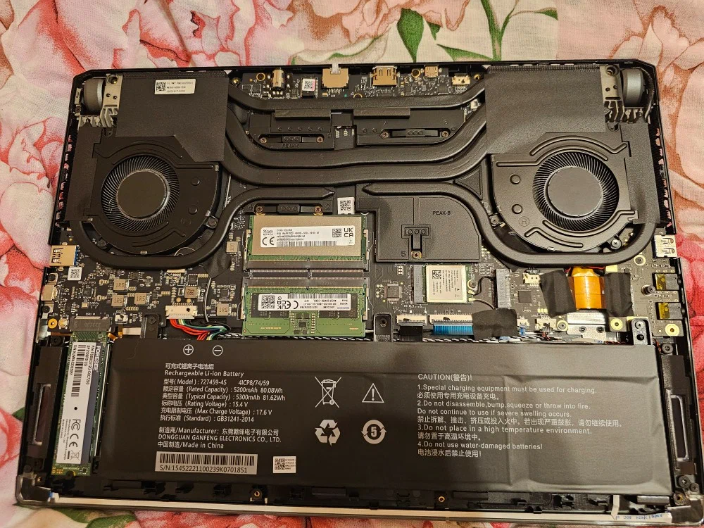 Фото внутренностей игрового ноутбука Lyambda LLT161M01VXMR_SG