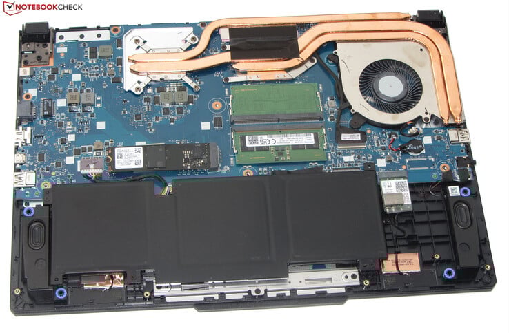 Фото внутренностей игрового ноутбука MSI Cyborg 15 A13UDX-1601XRU