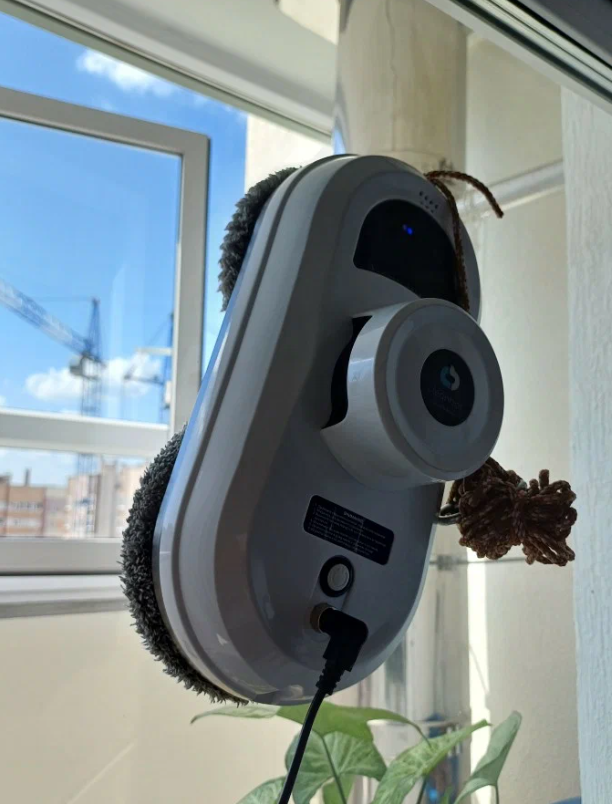 Фото робота-мойщика окон Cleanbot Pro