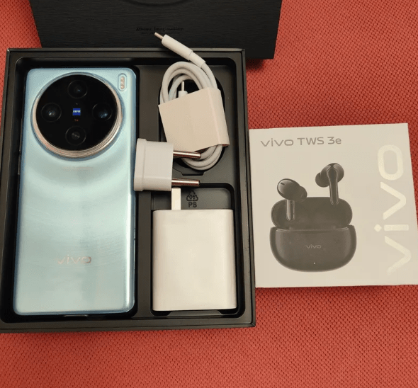 Фото смартфона VIVO X100 Pro