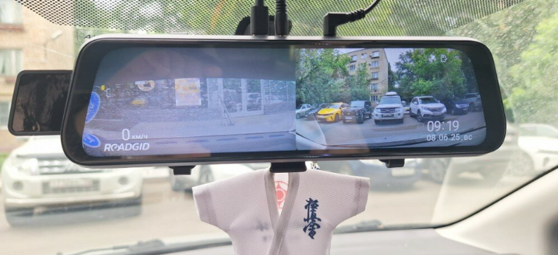 Фото видеорегистратора-зеркала Roadgid Blick 3 GPS