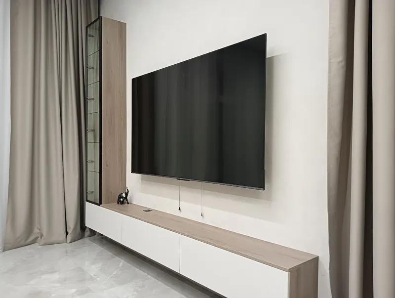 Фото телевизора с кронштейном REXANT