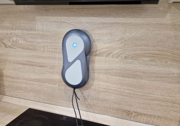 Фото робота-мойщика окон Zen Domashi