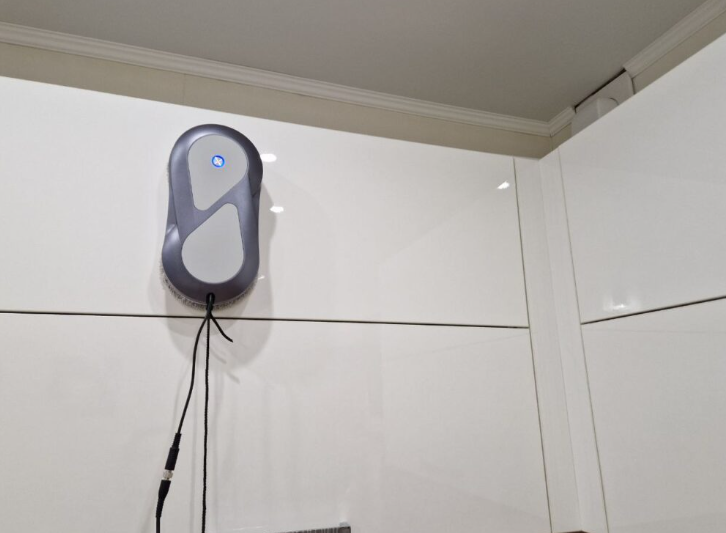 Фото робота-мойщика окон Zen Domashi