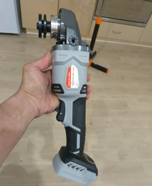 Фото аккумуляторной болгарки Интерскол УШМ-125/36ВМЭ