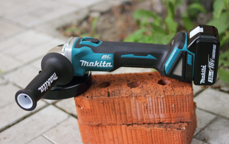 Фото аккумуляторной болгарки Makita DGA504Z