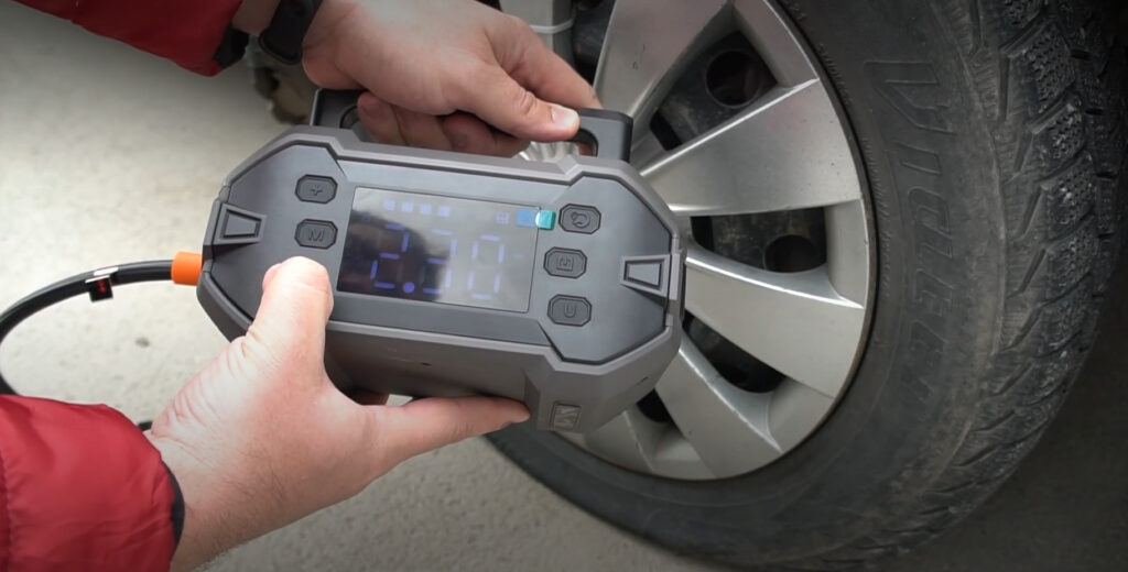 Фото пуско-зарядного устройства GREEN KEEPER GK-J1206P