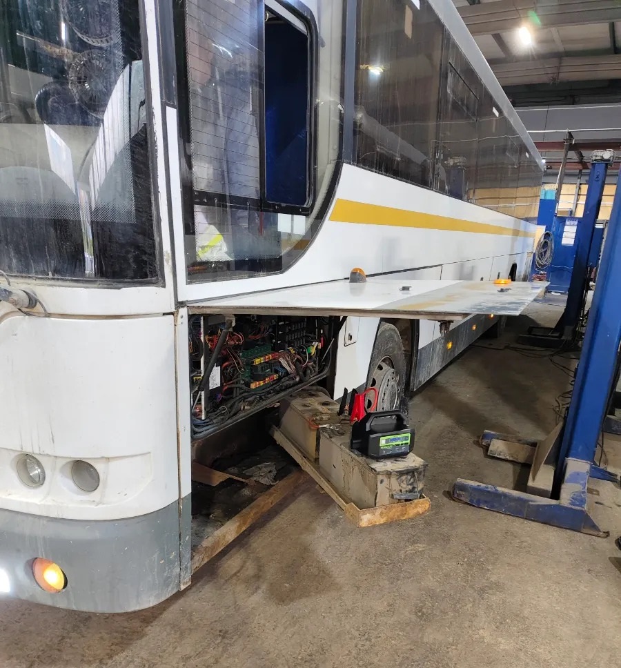 Фото пуско-зарядного устройства YESPER 6000A