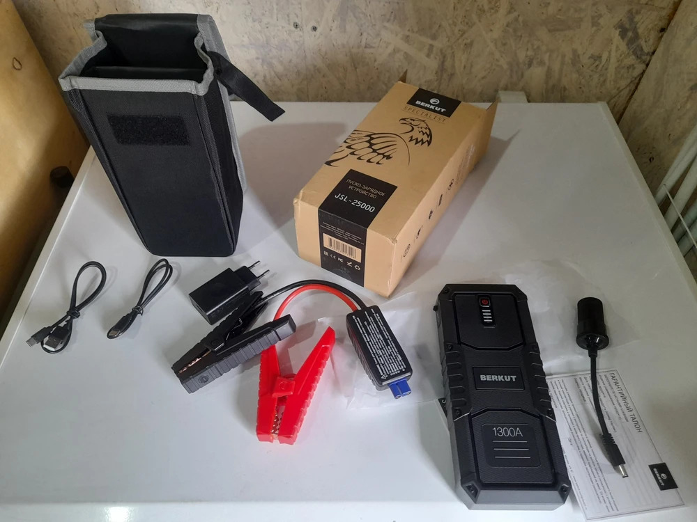 Фото комплектации пуско-зарядного устройства BERKUT JSL-25000