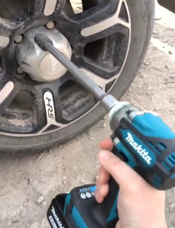 Фото гайковерта Makita DTW300Z