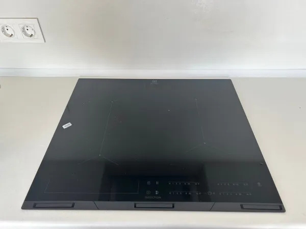 Фото индукционной варочной панели Electrolux EIV634