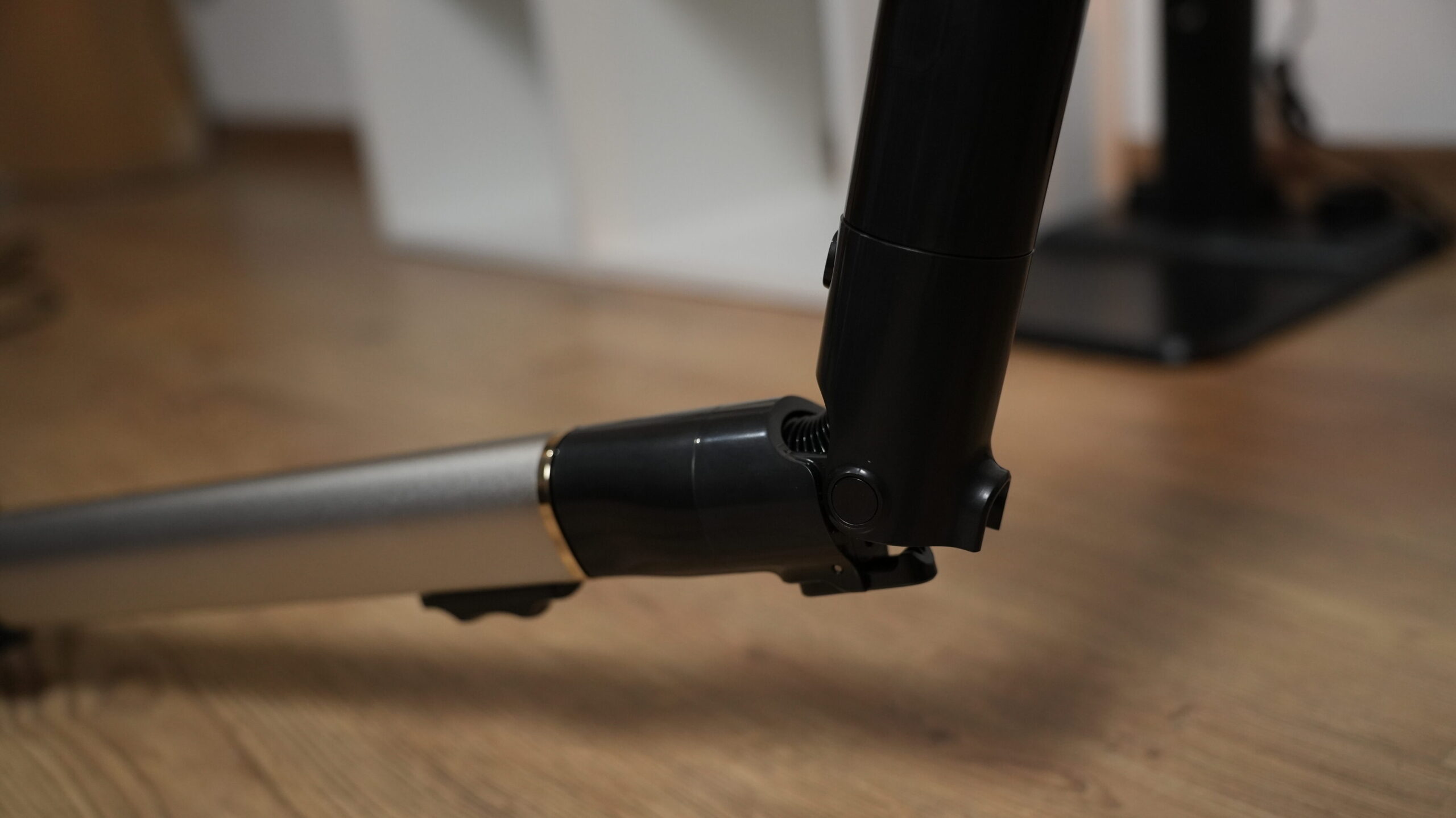 Фото вертикального пылесоса Dreame Z40 TangleCut Flex+
