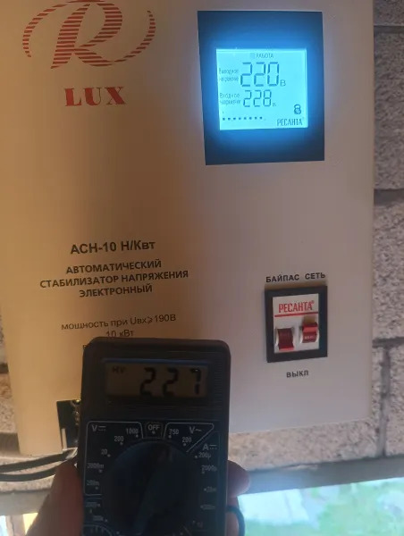 Фото однофазного стабилизатора напряжения Ресанта АСН-10 Н/Квт Lux