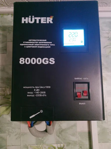 Фото однофазного стабилизатора напряжения Hüter 8000GS
