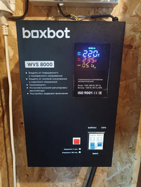 Фото однофазного стабилизатора напряжения Boxbot WVS 8000